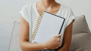 女性　ノートを持つ